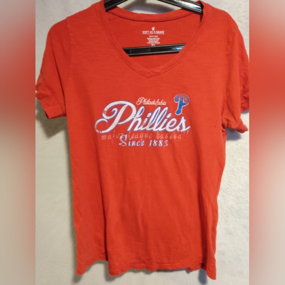 Women's V-neck Phillies tshirt
